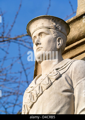 Builth Wells War Memorial Steinfigur eines Matrosen mit einem HMS-Kappe. Stockfoto