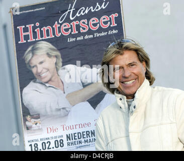 Österreichischer Sänger, Schauspieler, Entertainer und ehemalige Skirennläuferin Hansi Hinterseer stellt während eines Chats mit deutsche Presse-Agentur Dpa in Niedernhausen, Deutschland, 16. Februar 2008. Hinterseer beginnt Offf seine Tour dort am 18. Februar. Foto: FRANK RUMPENHORST Stockfoto