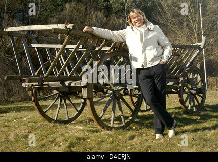 Österreichischer Sänger, Schauspieler, Entertainer und ehemalige Skirennläuferin Hansi Hinterseer stellt während eines Chats mit deutsche Presse-Agentur Dpa in Niedernhausen, Deutschland, 16. Februar 2008. Hinterseer beginnt Offf seine Tour dort am 18. Februar. Foto: FRANK RUMPENHORST Stockfoto