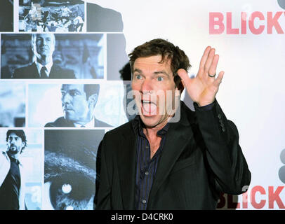US-Schauspieler Dennis Quaid stellt während des Telefonats Foto an seinem Film "Vantage Point" bei der 58. Internationalen Filmfestspiele Berlin in Berlin, Deutschland, 16. Februar 2008. Der Film wird in den deutschen Kinos vom 28. Februar ab. Foto: SOEREN STACHE Stockfoto
