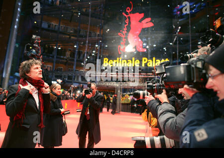 Französischer Filmemacher Michel Gondry (L) kommt für das Screening von seinen Film "Be Kind Rewind" bei der 58. Internationalen Filmfestspiele Berlin, in Berlin, Deutschland, 16. Februar 2008. Der Film läuft außer Konkurrenz für die goldenen und silbernen Bären auf der 58. Berlinale. Foto: Rainer Jensen Stockfoto