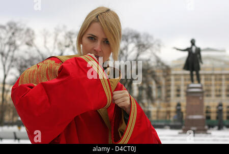 Model Eva Padberg ist im Kampf gegen Mantel von Boxen Welt-Champion Wladimir Klitschko neben einer Statue des russischen Schriftstellers Alexander Pushkin in einem Park in St. Petersburg, Russische Föderation, 18. Februar 2008 abgebildet. Nach Klitschko WM-Kampf am Wochenende das Fell, bedruckt mit einem 3000 Namen der Spender, in New York im Auftrag von versteigert werden soll der "Lau Stockfoto