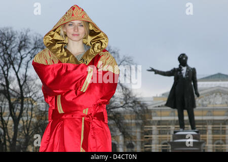 Model Eva Padberg ist im Kampf gegen Mantel von Boxen Welt-Champion Wladimir Klitschko neben einer Statue des russischen Schriftstellers Alexander Pushkin in einem Park in St. Petersburg, Russische Föderation, 18. Februar 2008 abgebildet. Nach Klitschko WM-Kampf am Wochenende das Fell, bedruckt mit einem 3000 Namen der Spender, in New York im Auftrag von versteigert werden soll der "Lau Stockfoto