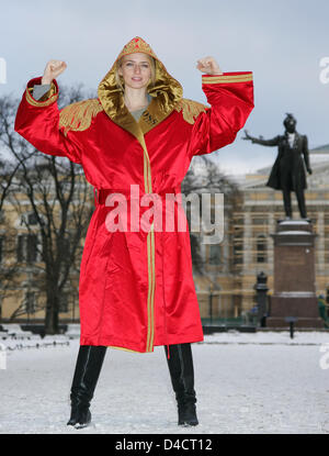 Model Eva Padberg ist im Kampf gegen Mantel von Boxen Welt-Champion Wladimir Klitschko neben einer Statue des russischen Schriftstellers Alexander Pushkin in einem Park in St. Petersburg, Russische Föderation, 18. Februar 2008 abgebildet. Nach Klitschko WM-Kampf am Wochenende das Fell, bedruckt mit einem 3000 Namen der Spender, in New York im Auftrag von versteigert werden soll der "Lau Stockfoto