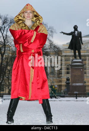 Model Eva Padberg ist im Kampf gegen Mantel von Boxen Welt-Champion Wladimir Klitschko neben einer Statue des russischen Schriftstellers Alexander Pushkin in einem Park in St. Petersburg, Russische Föderation, 18. Februar 2008 abgebildet. Nach Klitschko WM-Kampf am Wochenende das Fell, bedruckt mit einem 3000 Namen der Spender, in New York im Auftrag von versteigert werden soll der "Lau Stockfoto