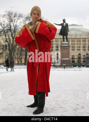 Model Eva Padberg ist im Kampf gegen Mantel von Boxen Welt-Champion Wladimir Klitschko neben einer Statue des russischen Schriftstellers Alexander Pushkin in einem Park in St. Petersburg, Russische Föderation, 18. Februar 2008 abgebildet. Nach Klitschko WM-Kampf am Wochenende das Fell, bedruckt mit einem 3000 Namen der Spender, in New York im Auftrag von versteigert werden soll der "Lau Stockfoto