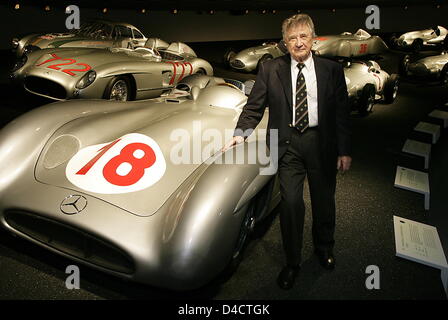 Die Datei Bild zeigt "Silberpfeil" Rennfahrer Hans Herrmann stützte sich auf einen Mercedes-Benz W196R von 1955 an die Mercedes-Benz-Museum in Stuttgart, Deutschland, 7. Januar 2008. Hermann wird 80 am 23. Februar 2008. Foto: Marijan Stockfoto