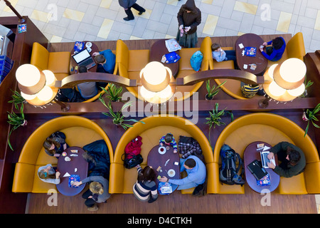 Cafeteria mit Besuchern im Winter in einem Supermarkt. Ansicht von oben Stockfoto