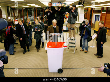 Hamburgs Regierender Bürgermeister und CDU Spitzenreiter Ole von Beustcasts seinen Stimmzettel in einem Wahllokal in Hamburg, Deutschland, 24. Februar 2008. Einige 1,2 Wahlberechtigten sind an die Wahlurnen gerufen, um für ein neues Parlament im Stadtstaat Hamburg entscheiden. Foto: Maurizio Gambarini Stockfoto