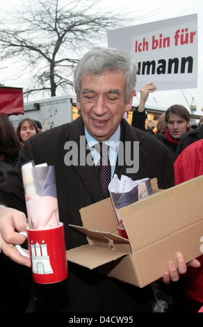 EZB Hamburgs erster Bürgermeister und CDU Spitzenreiter Ole von Beust vertreibt Kampagnenmaterial nach Gießen seinen Stimmzettel in Hamburg, Deutschland, 24. Februar 2008. Einige 1,2 Wahlberechtigten sind an die Wahlurnen gerufen, um für ein neues Parlament im Stadtstaat Hamburg entscheiden. Foto: Ulrich Perrey Stockfoto