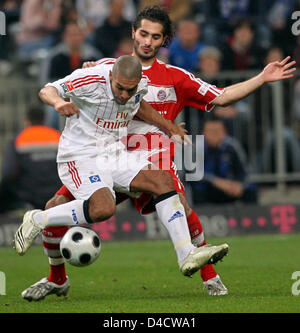 Hamit Altintop (Rücken) von München fordert Hamburger Nigel de Jong (vorne) in der Bundesliga hochkarätige FC Bayern München gegen Hamburger SV im Stadion Allianz Arena München, 24. Februar 2008. Das intensive Spiel mit einem 1: 1 Unentschieden endete. Foto: Frank Leonhardt Stockfoto