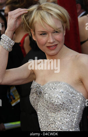 US-Schauspielerin Renee Zellweger kommt für den 80. Oscar-Verleihung im Kodak Theatre in Hollywood, CA, Vereinigte Staaten, 24. Februar 2008. Die Academy Awards, im Volksmund bekannt als die Oscars, werden von der Academy of Motion Picture Arts und Sciences (AMPAS) zu erkennen, Exzellenz von Profis in der Filmindustrie, einschließlich Regisseure, Schauspieler und Schriftsteller vorgestellt. Foto: Hubert Stockfoto