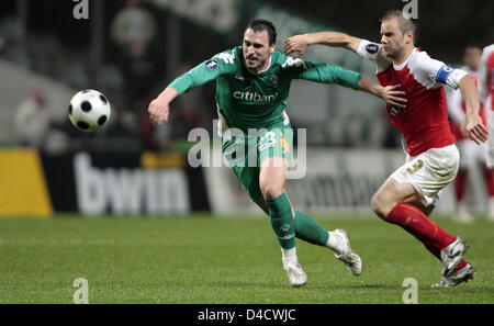 Braga Paulo Jorge (R) Herausforderungen Bremens Hugo Almeida (L) während der UEFA-Cup Runde 16 2. Bein Sporting Braga V Werder Bremen am städtischen Stadion von Braga, Portugal, 23. Februar 2008. Bremen gewann das Spiel 1: 0 und bewegen bis zum Viertelfinale gewann 4: 0 auf Aggregat. Foto: Carmen Jaspersen Stockfoto