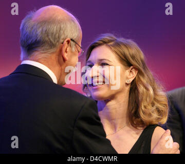 Ehemalige deutsche Welt Klasse Tennisspielerin Steffi Graf und Daimler AG CEO Dieter Zetsche, dargestellt in den deutschen Medien Award 2007 in Baden-Baden, Deutschland, 24. Februar 2008. Das Endowment ist zum 16. Mal Frau Graf und Herr Agassi ausgezeichnet. Sie wurden mit dem Preis ausgezeichnet, weil sie "Tausende unterpriviligierte Kinder mit beispielhaften Reserve und Witz Themselvels gewidmet Stockfoto
