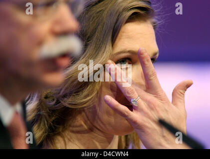 Ehemalige deutsche Tennis Weltklassespieler, wie Steffi Graf und Daimler CEO Dieter Zetsche bei den deutschen Medien Award 2007 in Baden-Baden, Deutschland, 24. Februar 2008 dargestellt. Das Endowment ist zum 16. Mal Frau Graf und Herr Agassi ausgezeichnet. Sie wurden mit dem Preis ausgezeichnet, weil sie "Tausende unterpriviligierte Kinder mit beispielhaften Reserve und Witho Themselvels gewidmet Stockfoto