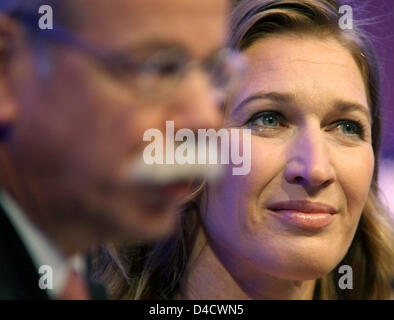 Ehemalige deutsche Welt Klasse Tennisspielerin Steffi Graf und Daimler AG CEO Dieter Zetsche Potrayed in den deutschen Medien Award 2007 in Baden-Baden, Deutschland, 24. Februar 2008. Das Endowment ist zum 16. Mal Frau Graf und Herr Agassi ausgezeichnet. Sie wurden mit dem Preis ausgezeichnet, weil sie "Tausende unterpriviligierte Kinder mit beispielhaften Reserve und Witho Themselvels gewidmet Stockfoto