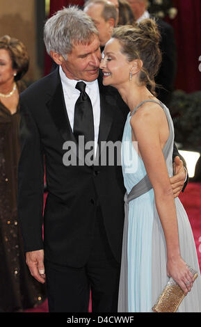 Harrison Ford und Calista Flockhart ankommen auf dem roten Teppich bei der 80. Oscarverleihung vor dem Kodak Theater in Hollywood, Los Angeles, USA, 24. Februar 2008. Foto: Hubert Boesl Stockfoto