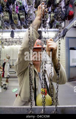 Ein Bergmann der Minenfirma "RAG Deutsche Steinkohle" gezeigt, in der Umkleidekabine nach seiner Schicht an Kohle mir "Steinkohlebergwerk Saar Anlage Nordschacht" in der Nähe von Lebach, Deutschland, 26. Februar 2008. Ein Bergbau verbundenen Erdbeben erreichte 4,0 auf der "Richterskala" erschütterte das Saargebiet am 23. Februar 2008. Einige 3600 Bergleute sind auf Urlaub und auf Kurzarbeit in den nächsten Tagen zugesandt Stockfoto