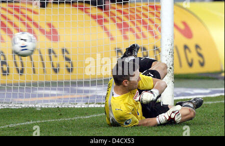 Stuttgarts Torwart Sven Ulreich lässt einen Ball im Siebenmeterschießen aus DFB-Pokal Viertel Finale VfB Stuttgart Vs Carl Zeiss Jena am Gottlieb Daimler Stadion in Stuttgart, Deutschland, 26. Februar 2008 übergeben. Zweitligisten Jena gewann 4-5 nach Elfmeterschießen. Foto: Bernd Weissbrod Stockfoto