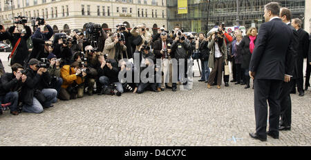 Berlins Herrn Bürgermeister Klaus Wowereit (L) und Prinz Albert II von Monaco posieren für Fotografen vor dem Brandenburger Tor in Berlin, Deutschland, 27. Februar 2008. Monacos Staatsoberhaupt befindet sich auf einem offiziellen Staatsbesuch nach Berlin und trifft Bundeskanzlerin Merkel am selben Nachmittag. Foto: Arno Burgi Stockfoto