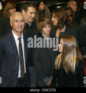 Regisseur Roland Emmerich (L), Desiree Nosbusch ihrem ehemaligen Ehemann Harald Kloser und ihre Kinder kommen Lennon-Noah und Luka-Teresa (vorne) bei der Weltpremiere seines Films "22:00" außerhalb Cinecenter am Potsdamer Platz in Berlin, Deutschland, 26. Februar 2008. Foto: Wolfgang Kumm Stockfoto