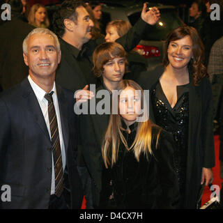 Regisseur Roland Emmerich (L), Desiree Nosbusch ihrem ehemaligen Ehemann Harald Kloser und ihre Kinder kommen Lennon-Noah und Luka-Teresa (vorne) bei der Weltpremiere des Films "22:00" im Cinecenter am Potsdamer Platz in Berlin, Deutschland, 26. Februar 2008. Foto: Wolfgang Kumm Stockfoto