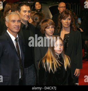 Regisseur Roland Emmerich (L), Desiree Nosbusch ihrem ehemaligen Ehemann Harald Kloser und ihre Kinder kommen Lennon-Noah und Luka-Teresa (vorne) bei der Weltpremiere seines Films "22:00" außerhalb Cinecenter am Potsdamer Platz in Berlin, Deutschland, 26. Februar 2008. Foto: Wolfgang Kumm Stockfoto