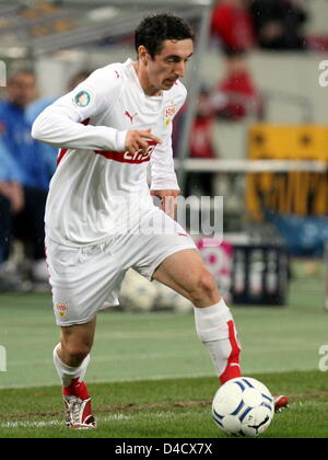 Roberto Hilbert von Stuttgart ist während das DFB-Pokal-Viertelfinale Spiel VfB Stuttgart V FC Carl Zeiss Jena im Gottlieb-Daimler-Stadion Stuttgart, Deutschland, 26. Februar 2008 am ball. Jena besiegt Stuttgart 7-6 p.s.o. Foto: Bernd Weissbrod Stockfoto