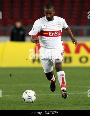 Cacau von Stuttgart ist während das DFB-Pokal-Viertelfinale Spiel VfB Stuttgart V FC Carl Zeiss Jena im Gottlieb-Daimler-Stadion Stuttgart, Deutschland, 26. Februar 2008 am ball. Jena besiegt Stuttgart 7-6 p.s.o. Foto: Bernd Weissbrod Stockfoto