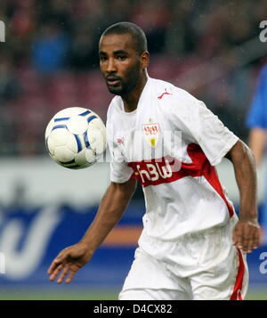 Cacau von Stuttgart ist während das DFB-Pokal-Viertelfinale Spiel VfB Stuttgart V FC Carl Zeiss Jena im Gottlieb-Daimler-Stadion Stuttgart, Deutschland, 26. Februar 2008 am ball. Jena besiegt Stuttgart 7-6 p.s.o. Foto: Bernd Weissbrod Stockfoto