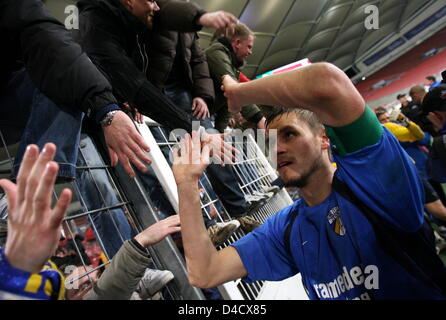 Alexander Maul Jena feiert mit den Fans gewann das DFB-Pokal-Viertelfinale Spiel VfB Stuttgart V FC Carl Zeiss Jena am Gottlieb-Daimler-Stadion Stuttgart, Deutschland, 26. Februar 2008. Jena besiegt Stuttgart 7-6 p.s.o. Foto: Bernd Weissbrod Stockfoto