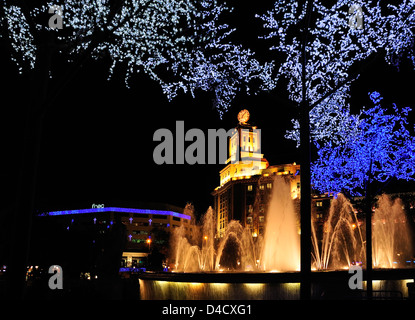 Barcelona, Katalonien, Spanien. Weihnachtsbeleuchtung und Brunnen an der Placa Catalunya (2012) Stockfoto