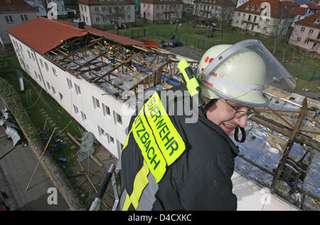 Einen ungedeckten Dach eines Wohnhauses gesehen von einer Feuerwehr Leiter in Butzbach, Deutschland, 1. März 2008. Dach Trümmer wurden durch die Luft über Hunderte von Metern. Mehr als 20 Einwohner mussten evakuiert werden. Foto: PATRICK SEEGER Stockfoto