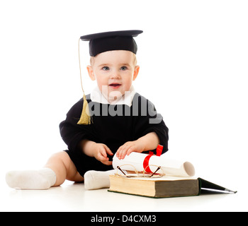 Baby in Akademiemitglied Kleidung mit Roll und Buch Stockfoto