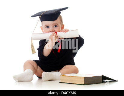 Baby in Akademiemitglied Kleidung mit Roll und Buch Stockfoto