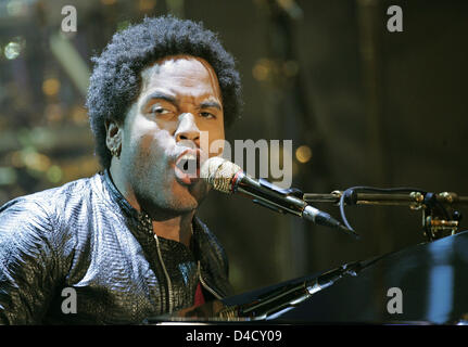 US-Musiker Lenny Kravitz während der live-Übertragung des führt "Wetten, dass...?" ("Wetten, dass..?") in Halle Saale, Deutschland, 1. März 2008. Foto: Jan Woitas Stockfoto