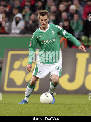 Werders Schwede Markus Rosenberg steuert den Ball während der Bundesliga-Spiel Werder Bremen vs. Nürnberg in Bremen, Deutschland, 16. Februar 2008. Bremen gewann das Spiel 2: 0. Foto: Carmen Jaspersen Stockfoto