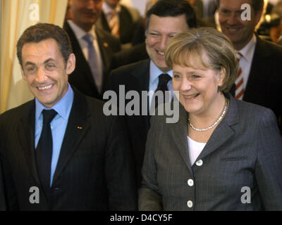 Bundeskanzlerin Angela Merkel (2-R), der französische Präsident Nicolas Sarkozy (L), der Präsident der EU-Kommission, Barroso (2 L) und der Ministerpräsident von Niedersachsen, Christain Wulff (R), dargestellt bei der Eröffnung Zeremonie davon Handel Messe CeBit in Hannover, 3. März 2008. Vom 04. bis 10. März rund 5.500 Aussteller aus 75 Ländern präsentieren ihre neuesten Produkte einem Stockfoto