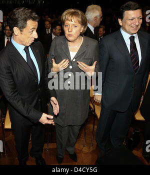 German chancellor Angela Merkel (C), französischer Präsident Nicolas Sarkozy (L) und dem Präsidenten der EU-Kommission, Barroso Chat während der Eröffnungsfeier der es Handel Messe CeBit in Hannover, 3. März 2008. Vom 04. bis 10. März rund 5.500 Aussteller aus 75 Ländern präsentieren Messe ihre neuesten Produkte auf der weltweit größten auf Digital es und Telekommunikation Stockfoto