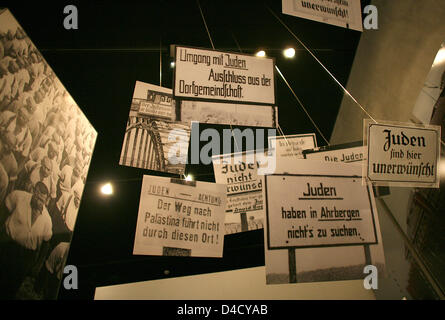 Besucher im Inneren des Museums der Holocaust-Gedenkstätte Seite Yad Vashem in Jerusalem, Israel, 25. Februar 2008. Foto: Rainer Jensen Stockfoto