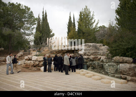 Besucher am Eingang der "Monument für die Kinder" im Museum der Holocaust-Gedenkstätte Seite Yad Vashem in Jerusalem, Israel, 25. Februar 2008. Foto: Rainer Jensen Stockfoto