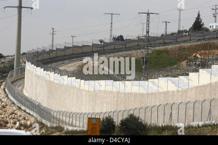 Das Photo zeigt der israelischen Sicherheitsmauer, die von der Autobahn verbinden Jerusalem und Tel Aviv, Israel, 28. Februar 2008 gesehen. Foto: Rainer Jensen Stockfoto