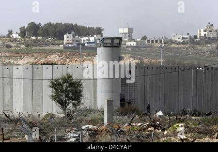 Das Photo zeigt der israelischen Sicherheitsmauer nahe der Autobahn zwischen Jerusalem und Tel Aviv, Israel, 28. Februar 2008. Foto: Rainer Jensen Stockfoto