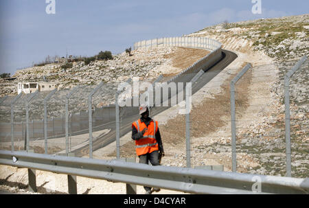 Das Photo zeigt der israelischen Sicherheitsmauer nahe der Autobahn zwischen Jerusalem und Tel Aviv, Israel, 28. Februar 2008. Foto: Rainer Jensen Stockfoto