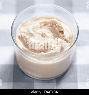 gefrorenen Joghurt Glas Dessert überprüft Tischdecke Stockfoto