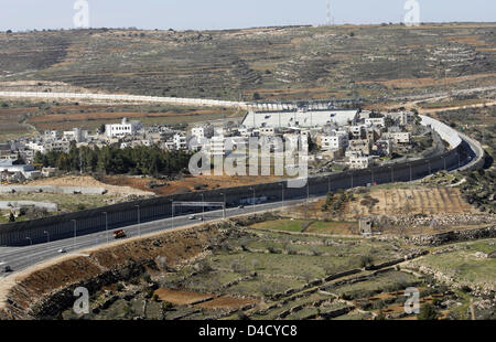 Der israelischen Sicherheitsmauer, die von der Autobahn zwischen Jerusalem und Tel Aviv, Israel, 28. Februar 2008 gesehen. Foto: Rainer Jensen Stockfoto