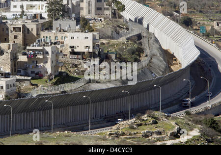 Der israelischen Sicherheitsmauer, die von der Autobahn zwischen Jerusalem und Tel Aviv, Israel, 28. Februar 2008 gesehen. Foto: Rainer Jensen Stockfoto