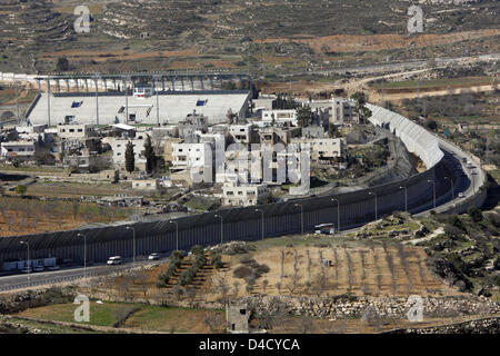 Der israelischen Sicherheitsmauer, die von der Autobahn zwischen Jerusalem und Tel Aviv, Israel, 28. Februar 2008 gesehen. Foto: Rainer Jensen Stockfoto