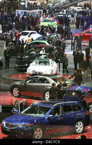 Blick über Autos und Besucher am Pressetag nach der 78. International Motor Show Genf, 4. März 2008. Rund 260 Aussteller aus 30 Nationen präsentieren ihre neuesten Entwicklungen an der 78. International Motor Show Genf von 06 bis 16 März läuft auf 77.550 Quadratmetern. Foto: ULI DECK Stockfoto