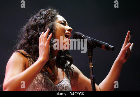 U.S.-Soul-Sängerin Alicia Keys führt in Frankfurt Main, Deutschland, 4. März 2008. Schlüssel werden auch in Hamburg durchführen. Foto: Uwe Anspach Stockfoto